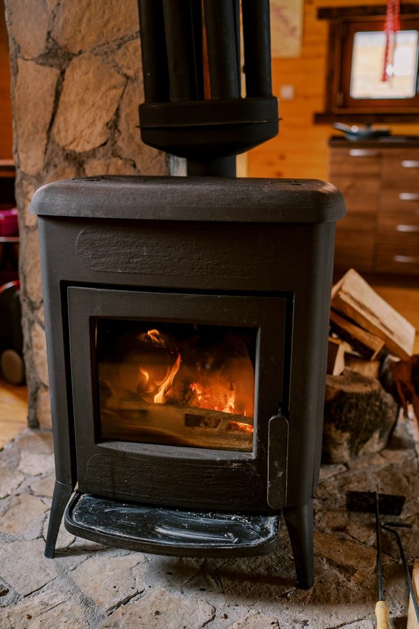 Quel parement mettre derrière poêle à bois : guide complet